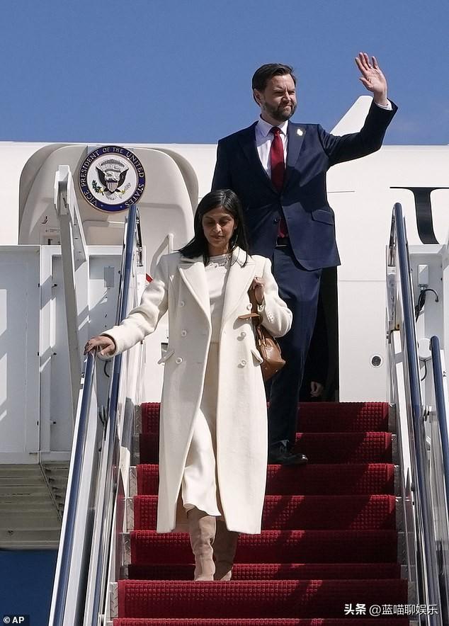 怀4胎的乌莎·万斯与丈夫一起出席公务，她穿着白色套装搭配麂皮及膝长靴，走下“空军