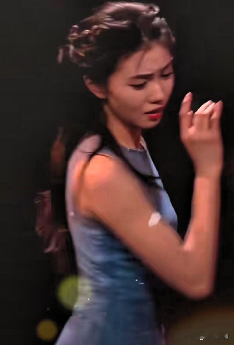 很难有春晚歌曲伴舞演员，因春晚出名被提及的，刘浩存似乎做到了，原来不太了解，AI