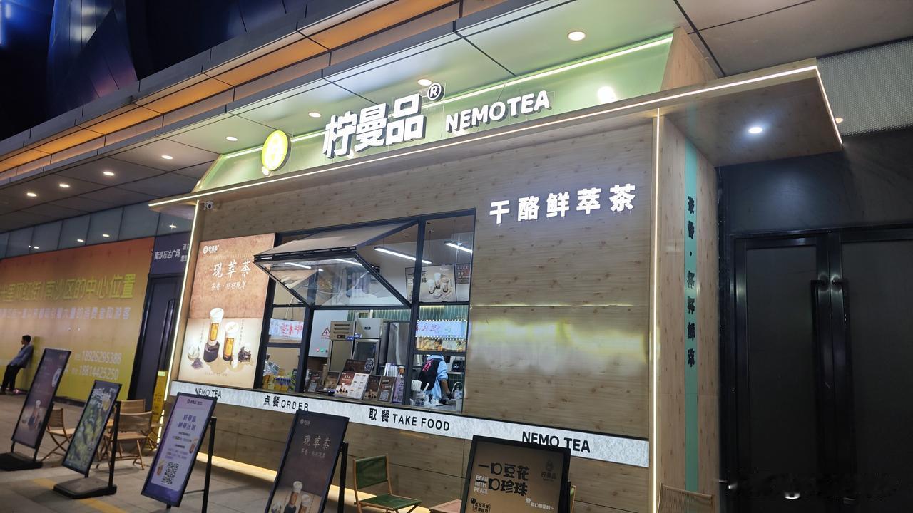 万达广场时光里这边竟然搞起了这种条形店了，真的是挺有创意的，之前还好奇怎么这一排