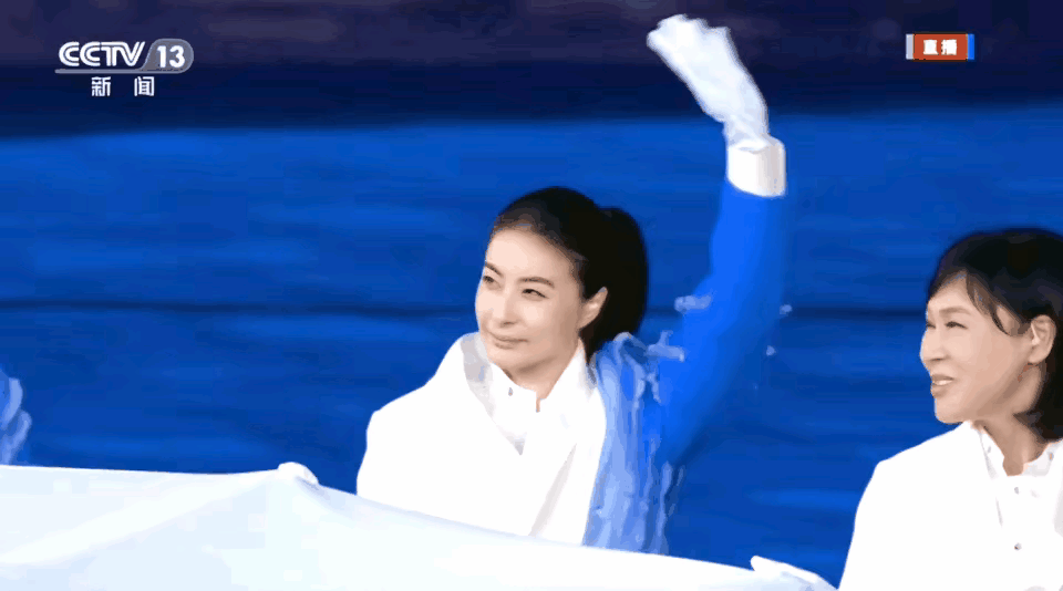 有没发现，到了亚运会现场，
郭晶晶像是换了一个人，一下子年轻了20岁，整个人的精