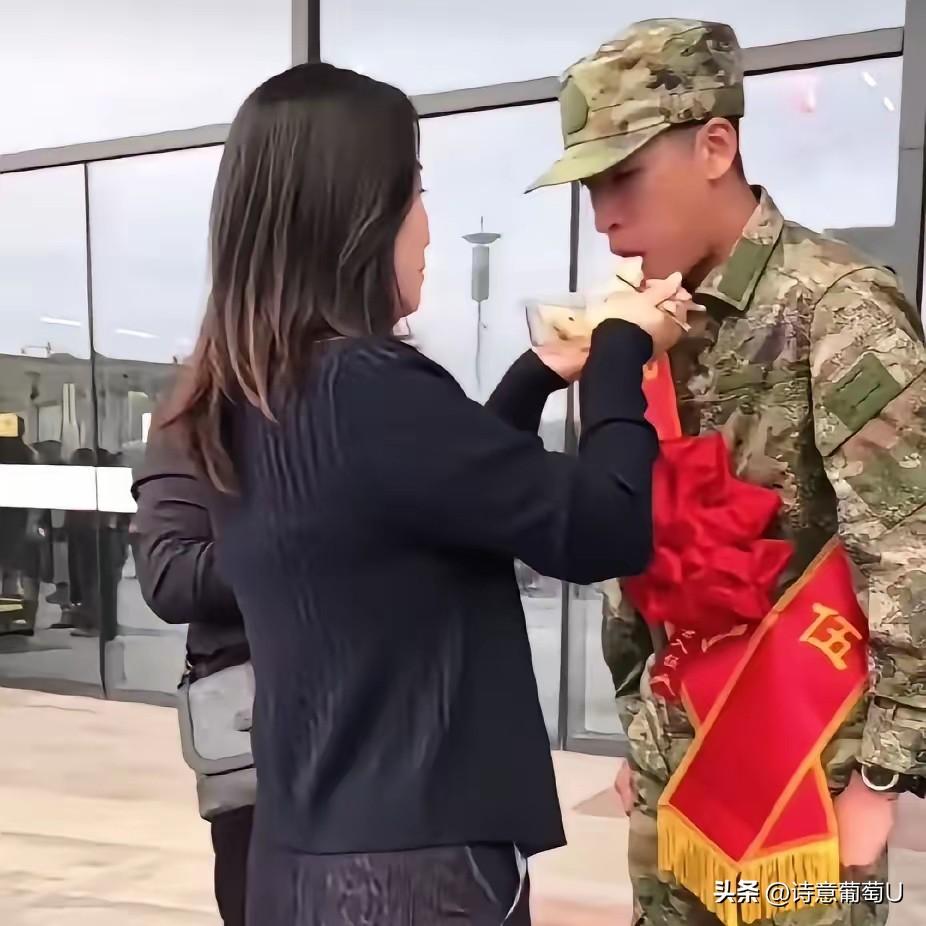 车站的风裹着凉意，吹得姐姐额前的碎发贴在脸颊上。弟弟背着崭新的迷彩背包站在安检口