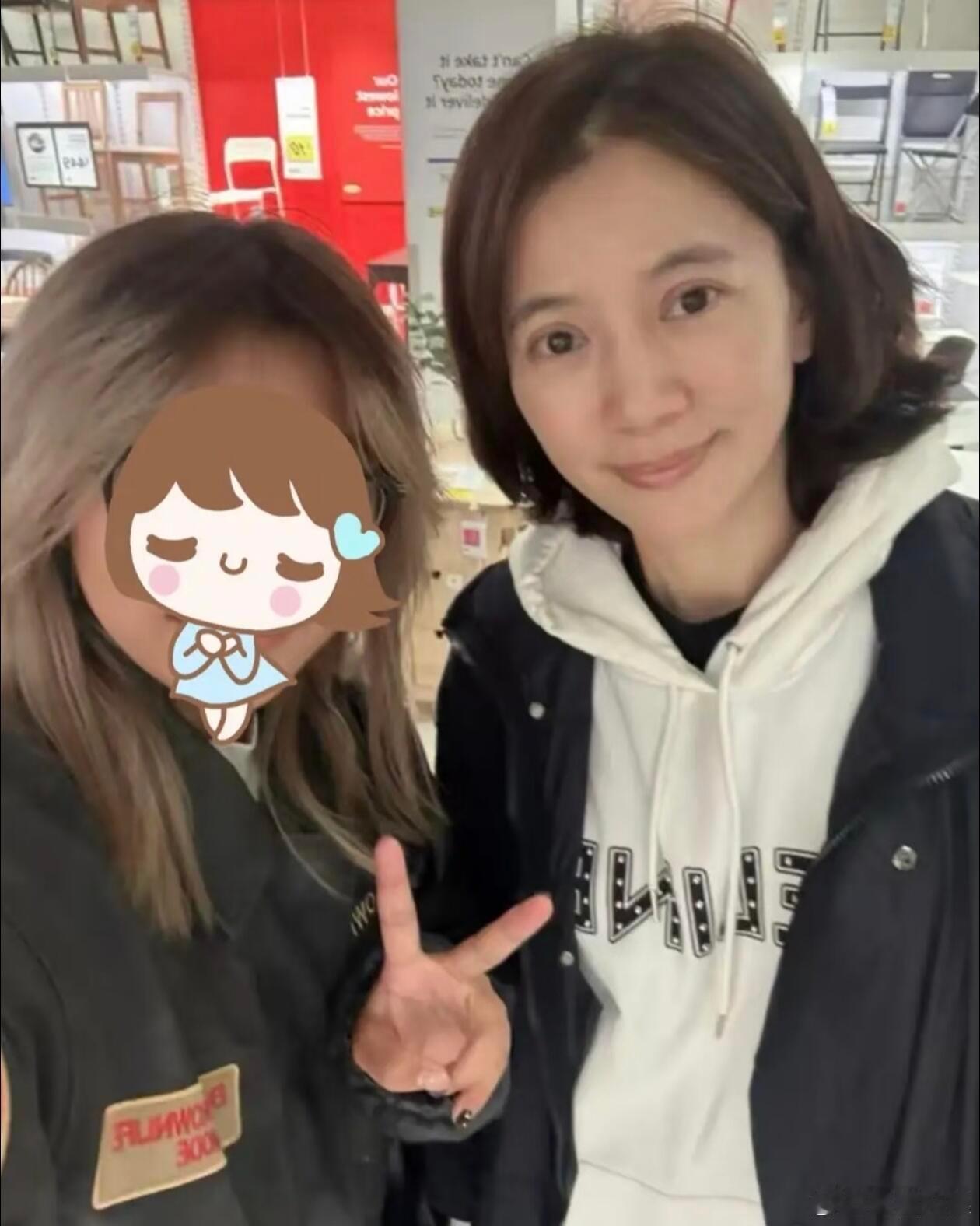 袁咏仪英国陪儿子留学英国偶遇袁咏仪 好美 ​​​