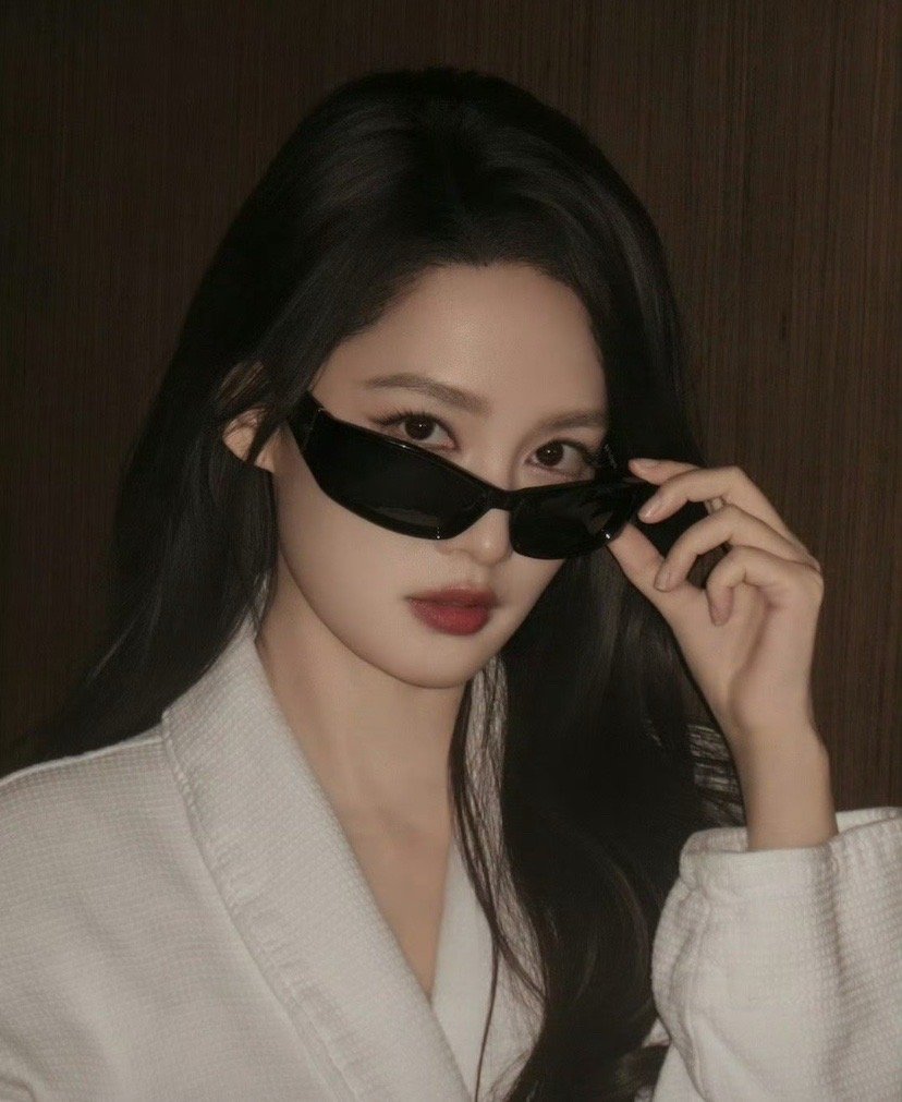 李沁白浴袍裹着松弛，黑墨镜藏着随性，她笑起来的瞬间，连空气都变得柔软了✨我们爱她