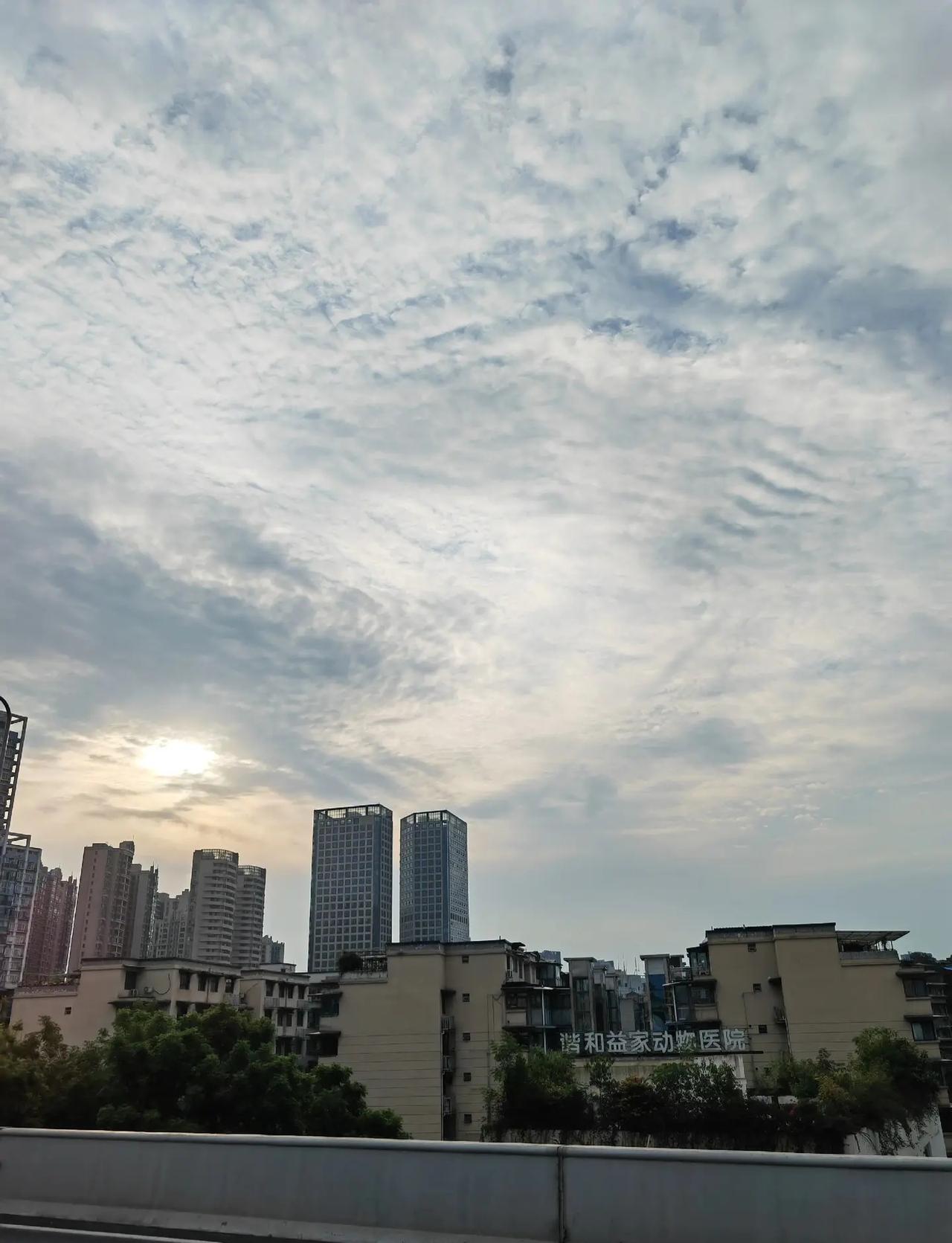 成都的天空。今天是2026年5月10日，成都晴。早上，太阳冉冉升起，天空的云慢悠