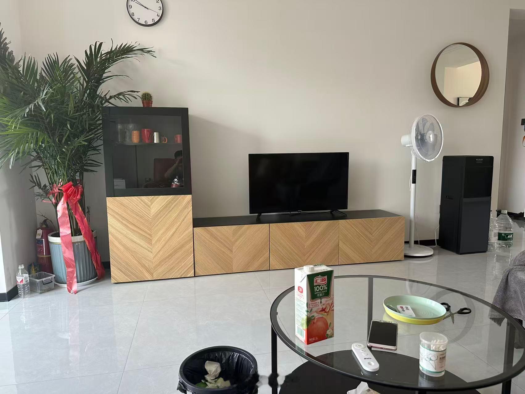 客厅开间4米，摆上43英寸电视就这样，买85英寸电视太大，估计买个75英寸电视看