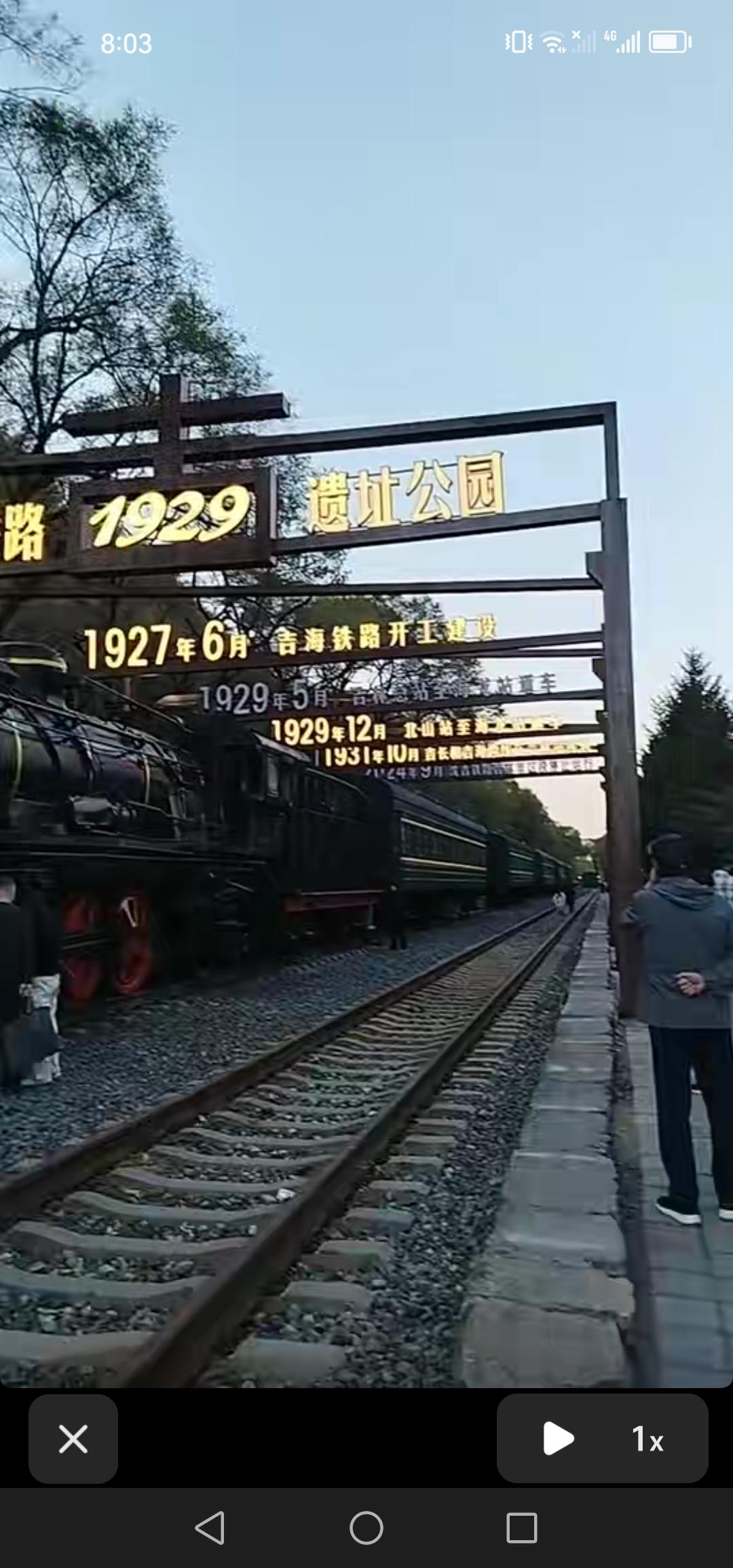 吉林市吉海铁路的绿皮老火车头已粉刷完毕，引得市民们纷纷前来打卡拍照。

吉林市吉
