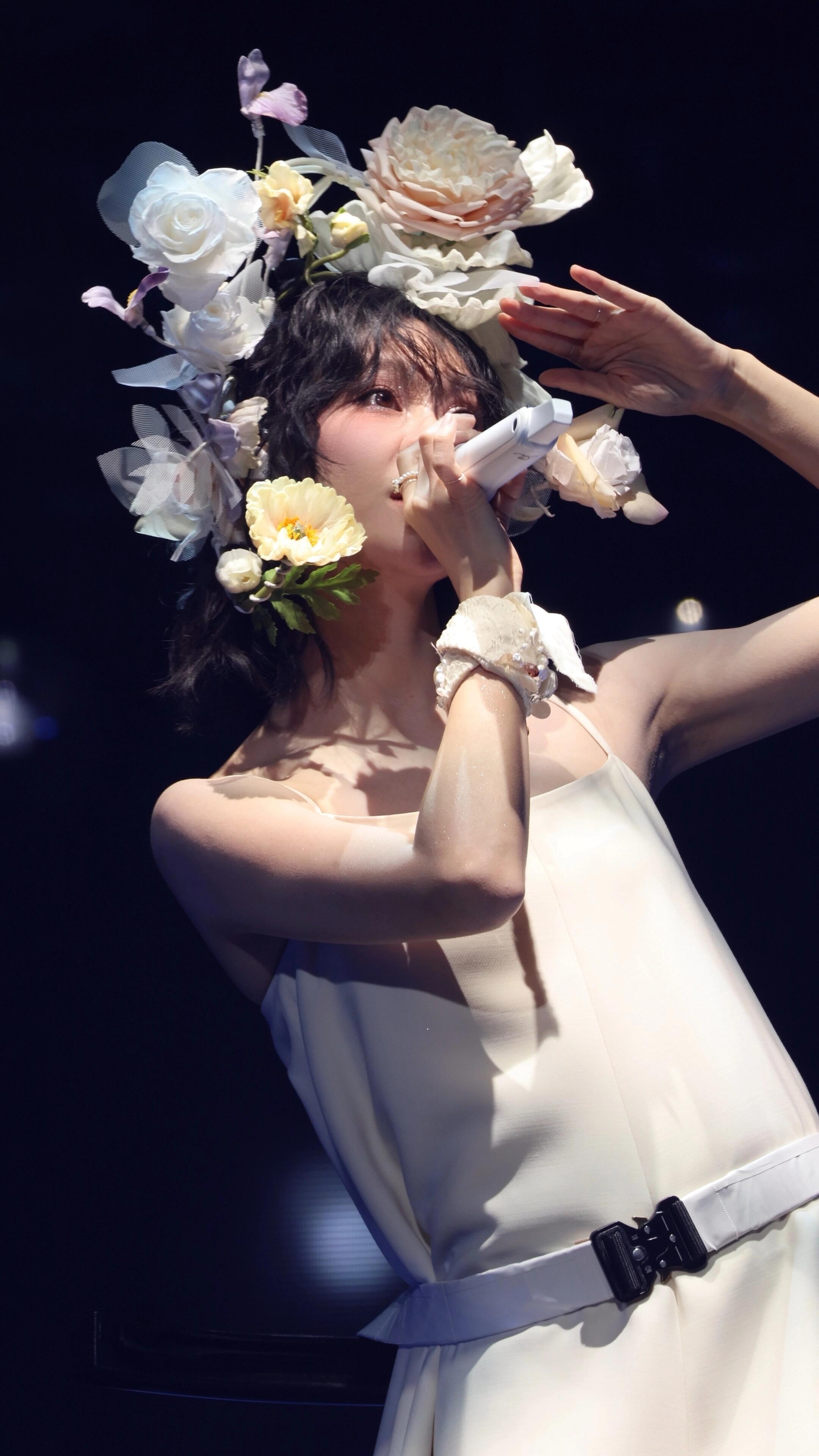 郁可唯被夸害羞了郁可唯嘴角比AK还难压谁懂郁可唯这段反差萌！被穆祉丞猛夸唱功，嘴