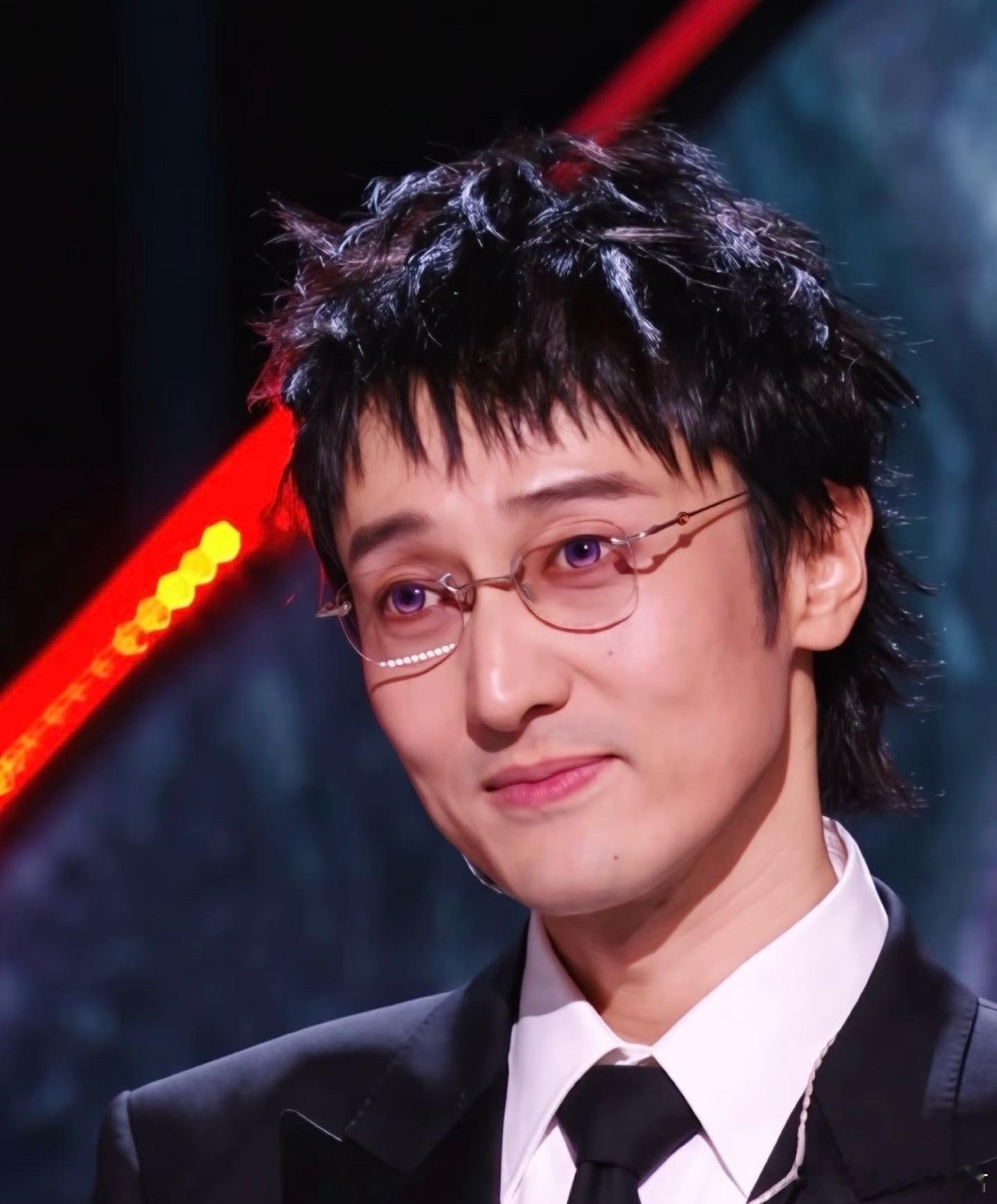 王传君表演《野人》这个舞台，看到妆造的时候真的忍不住想笑，难道演绎野人就一定要把