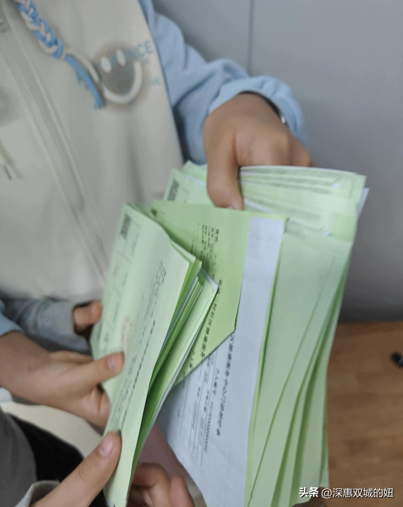 现在贴生长贴的小朋友好多。
周六，带娃出门骑行，顺便去亚迪三村社康贴生长贴，到社