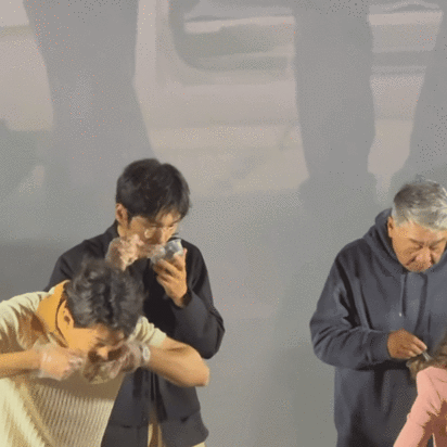 看得出来白宇真的饿了 白宇不语低头炫饭两分钟白宇化身沉浸式干饭人！一言不发低头咔