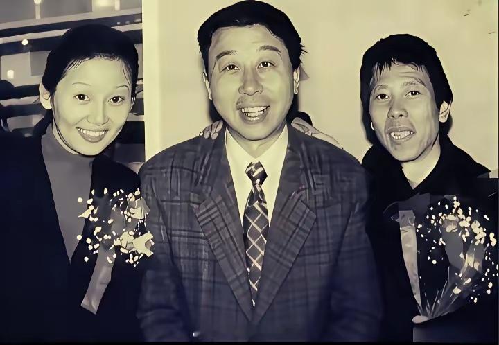 冯小刚与徐帆婚礼现场，42岁的冯巩和新婚夫妇二人的合影，这张照片太狠了硬生生把相