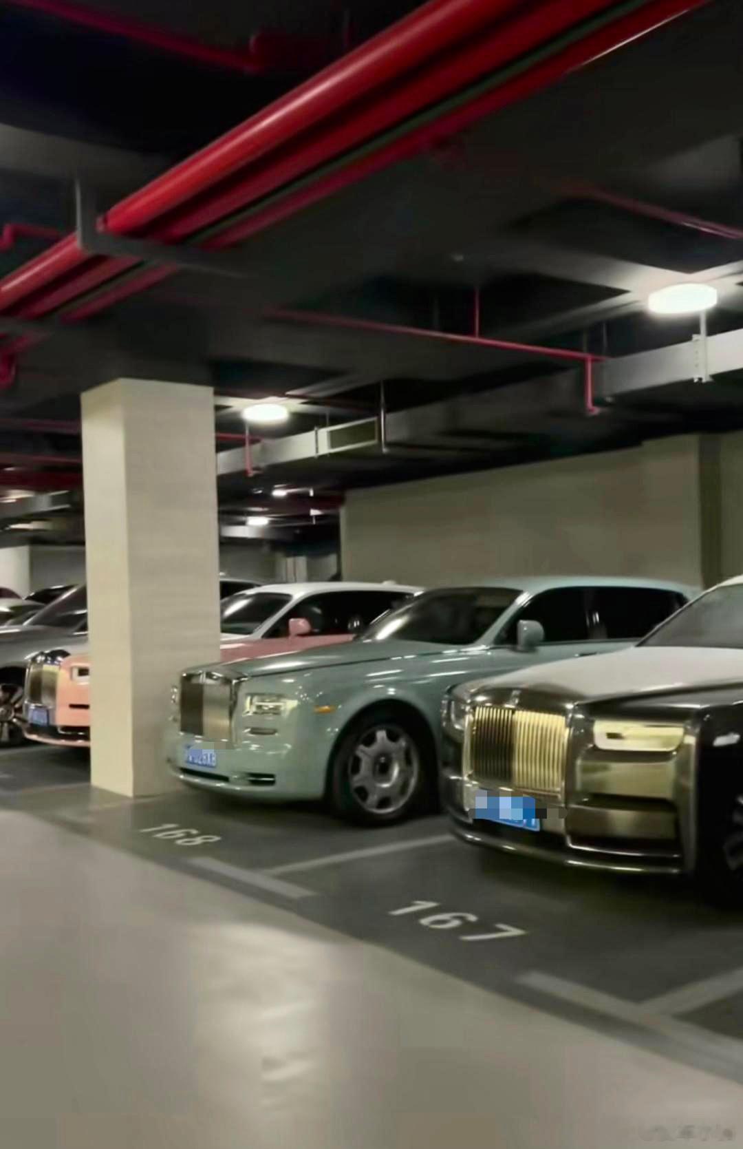这车库停的车，随便一辆的钱都够普通人一辈子吃喝不愁了啊！ ​​​