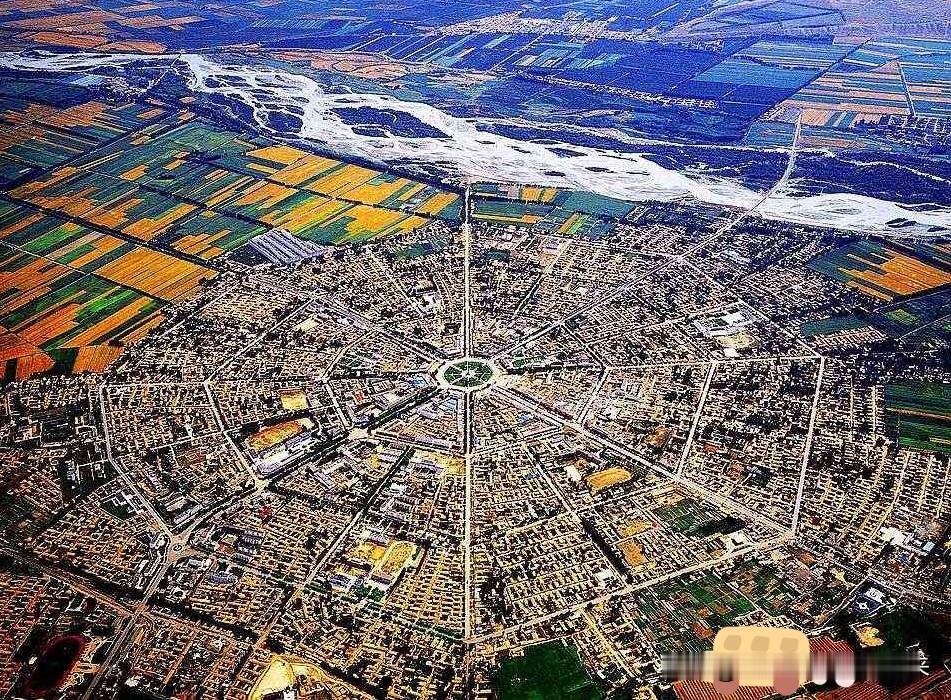 新疆特克斯八卦城，核心特色：世界最大、保存最完整的八卦形制城市，无红绿灯，路路相