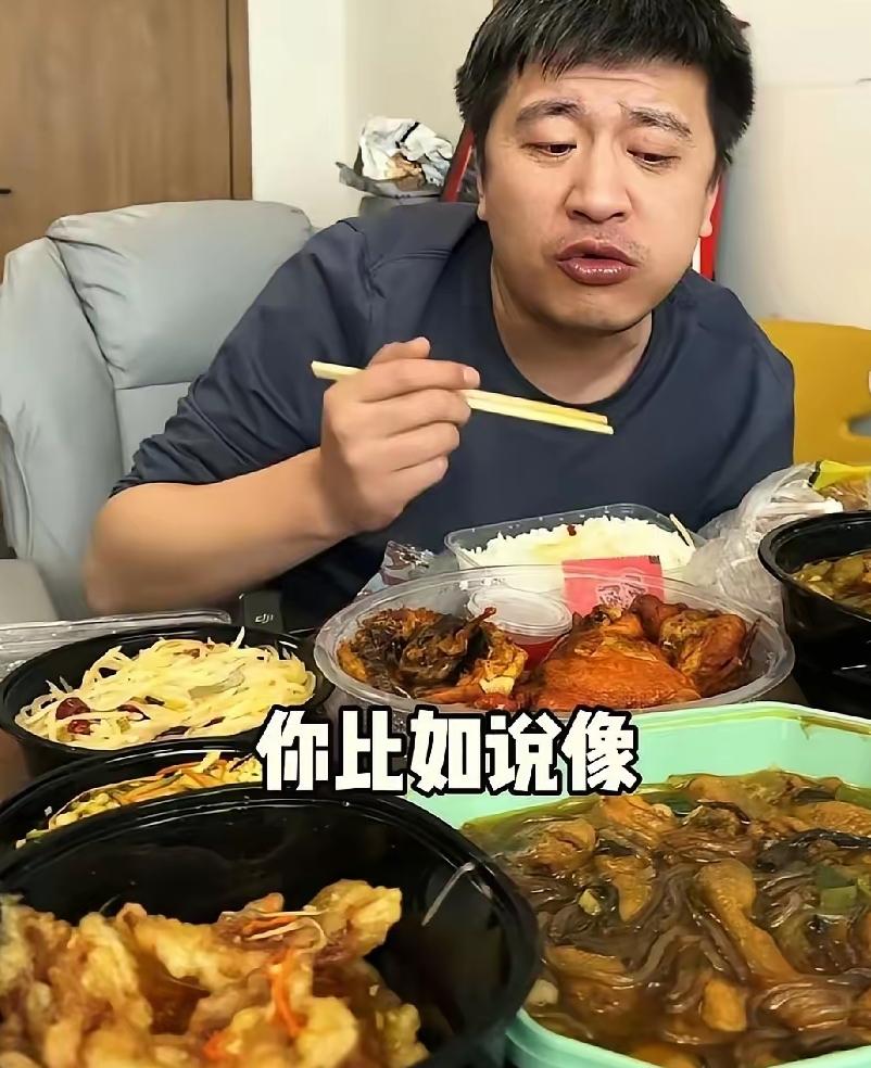 这是张雪峰今天中午出镜吃午饭的画面。一碗米饭六碗菜。
​盛大菜用的是塑料盒子，大