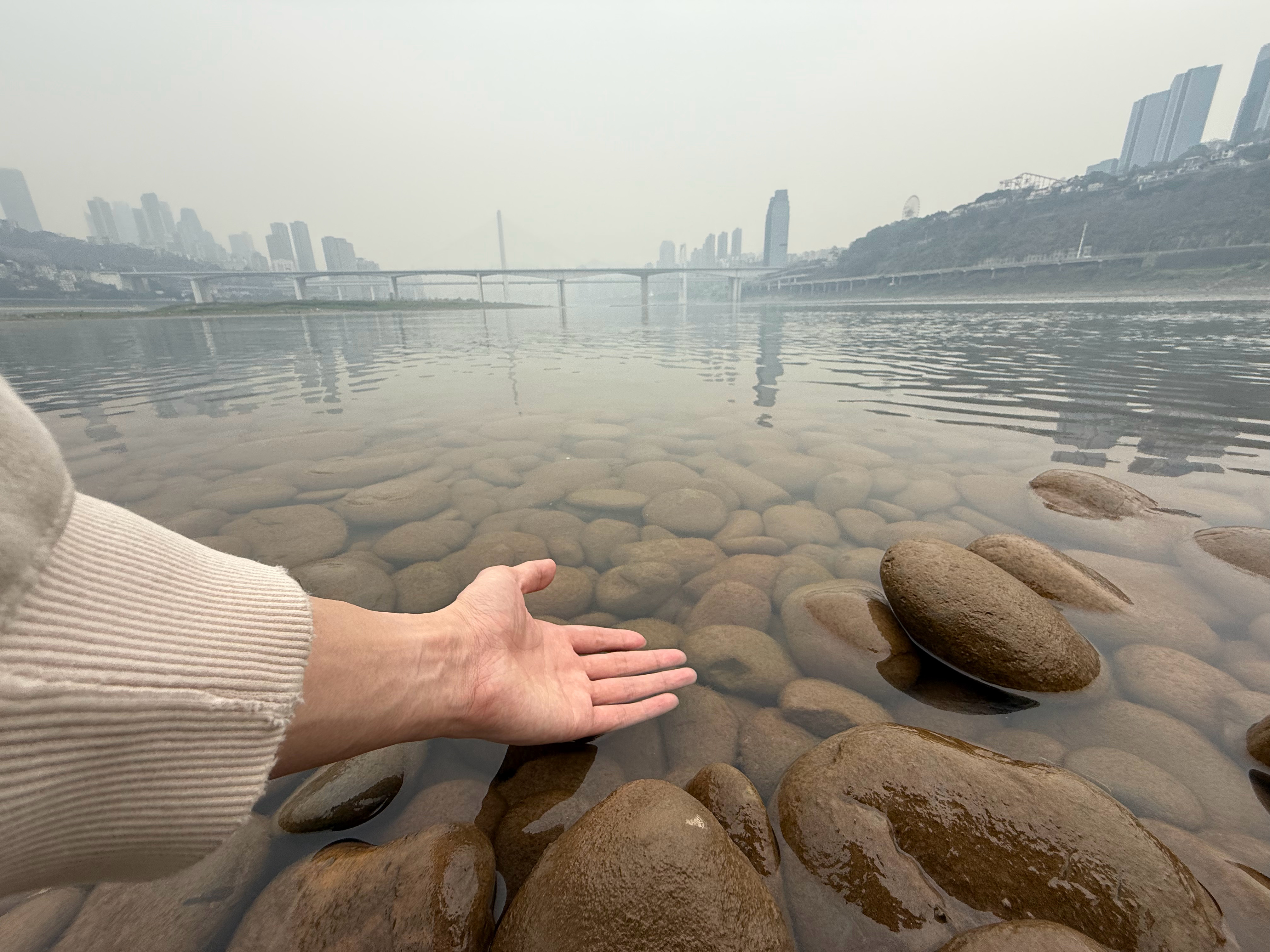 正在江边长江江边 真想下去游个泳 可惜水太冷 最重要的是没带泳裤（请勿模仿 只是