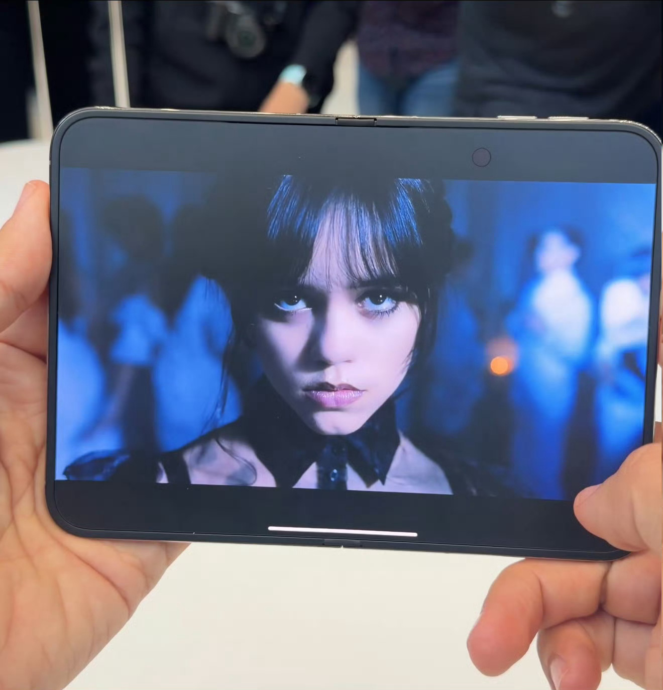 苹果 iPhoneDuo 苹果还是有东西的，这个内屏通过纳米纹理玻璃减少折痕，可