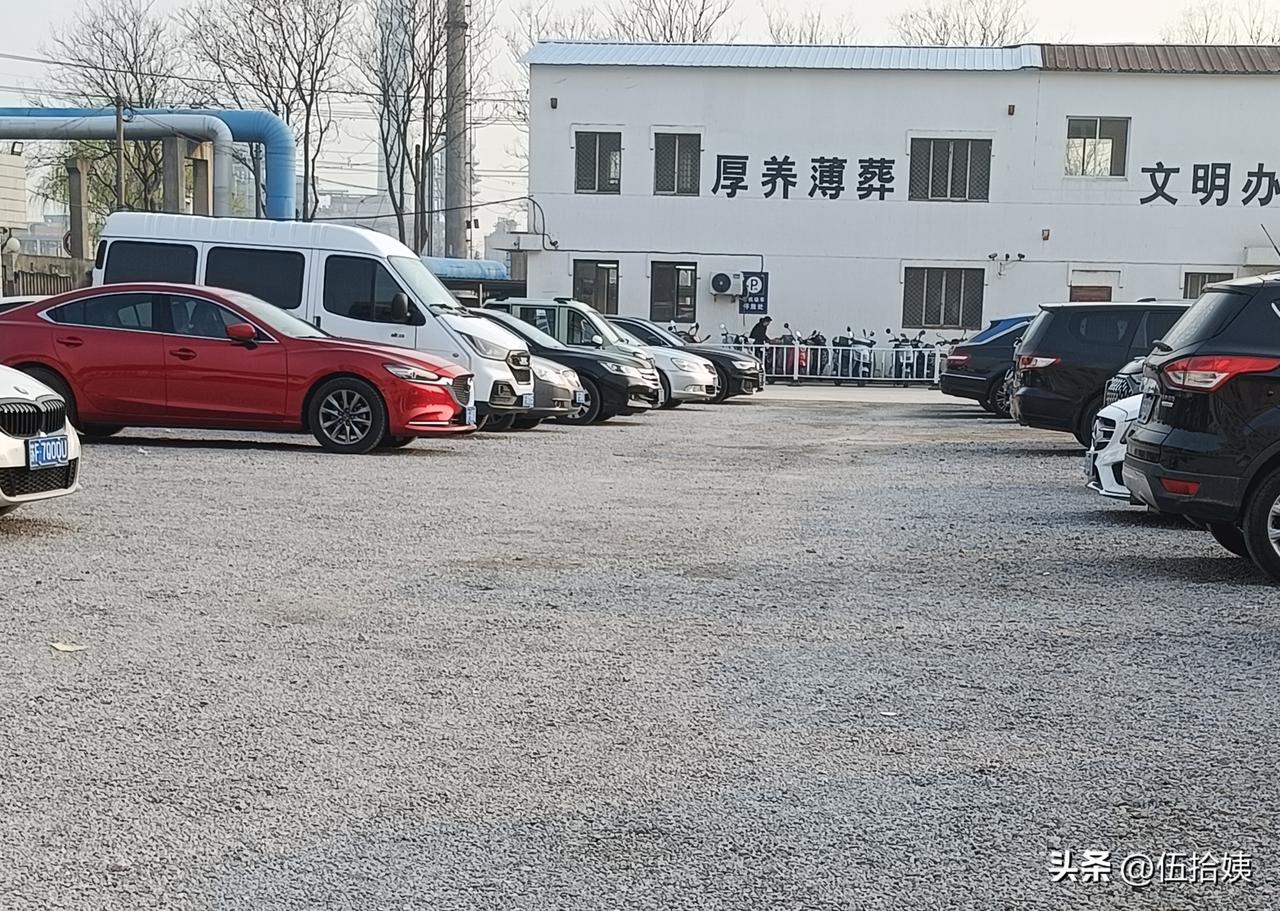 厚养薄葬，说起来容易做起来难！
周一，发小的婆婆因病去世，就按本地风俗操办了一场