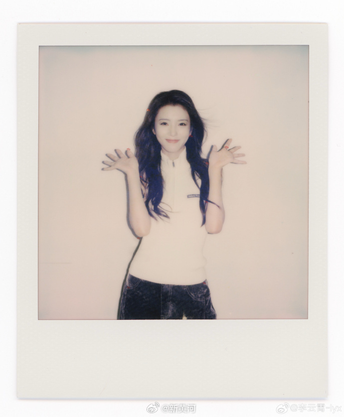 【#李云霄庆祝镖人破十亿# 】2月27日，电影《镖人:风起大漠》累计票房突破10