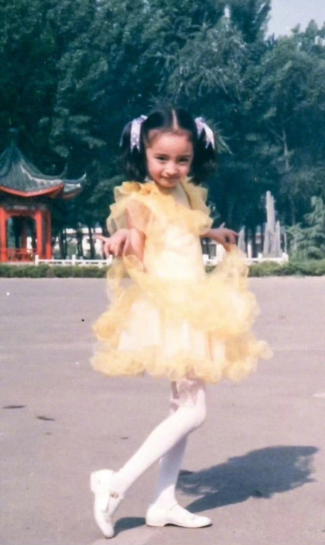 杨幂这张和小时候一模一样完全等比例长大的美人！杨幂这张和小时候的对比图，眉眼轮廓