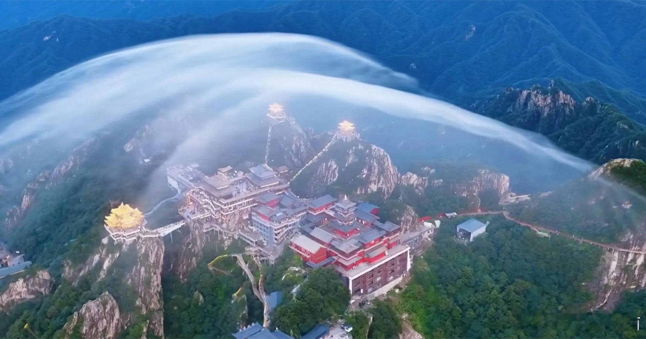 洛阳头条老君山“灵气护罩”冲上热搜 网友：修仙小说照进现实近日，道教名山老君山现