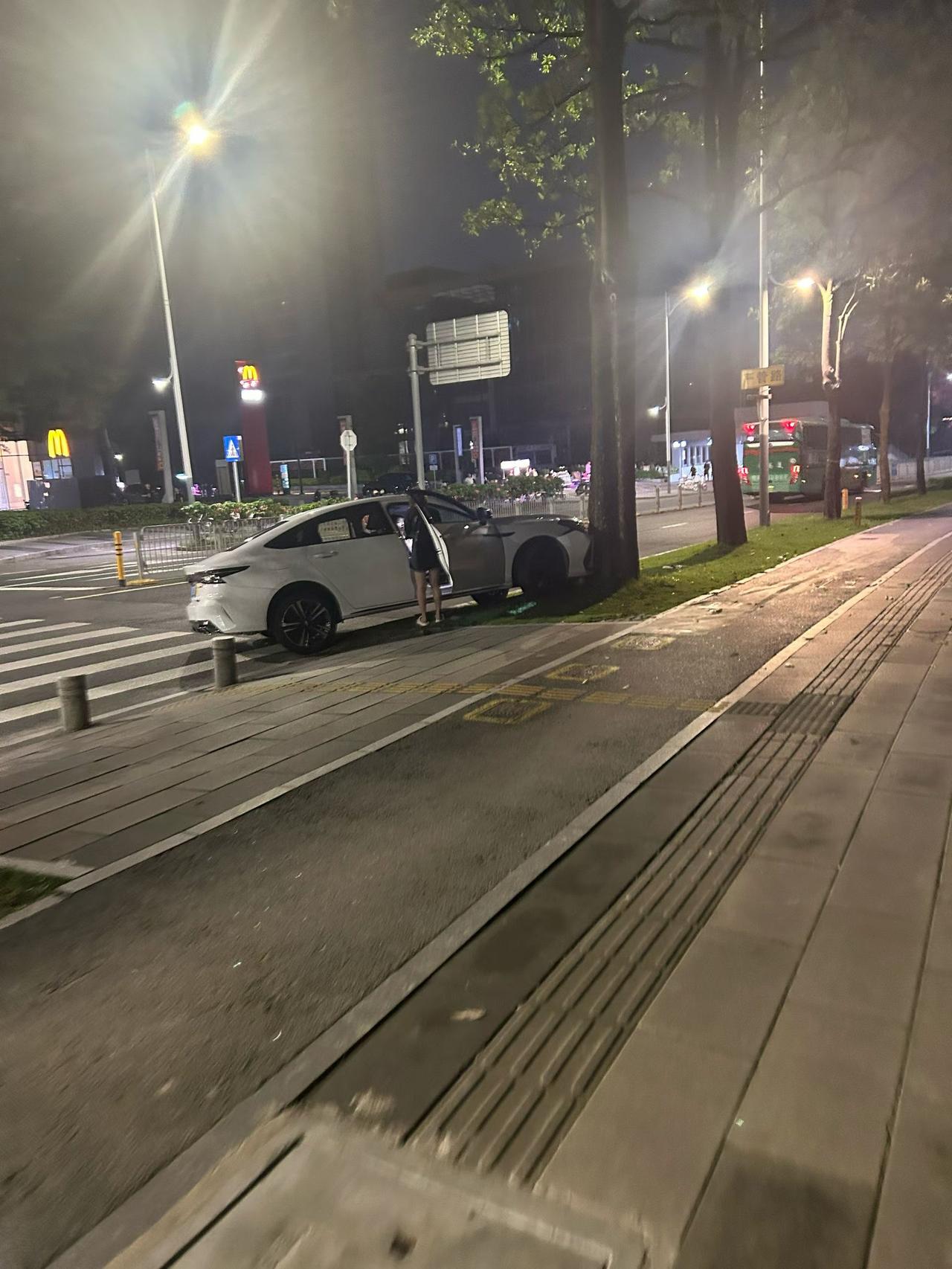 这开车技术真的让人想笑啊[捂脸]【来自懂车帝车友圈】