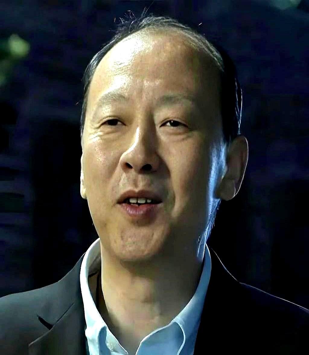 “陈院长，学外语啦！”——金鸡奖直播里，侯天来一句台词没说，弹幕却把他拱上热搜第