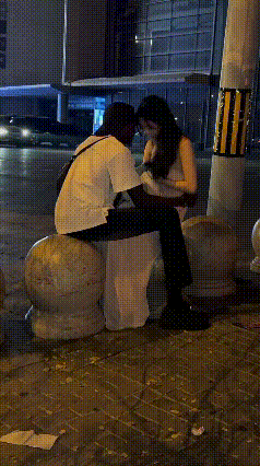 颜色反差真大！
一个白白净净，漂漂亮亮的，一个颜色黝黑黝黑的，能被一个东方美女看