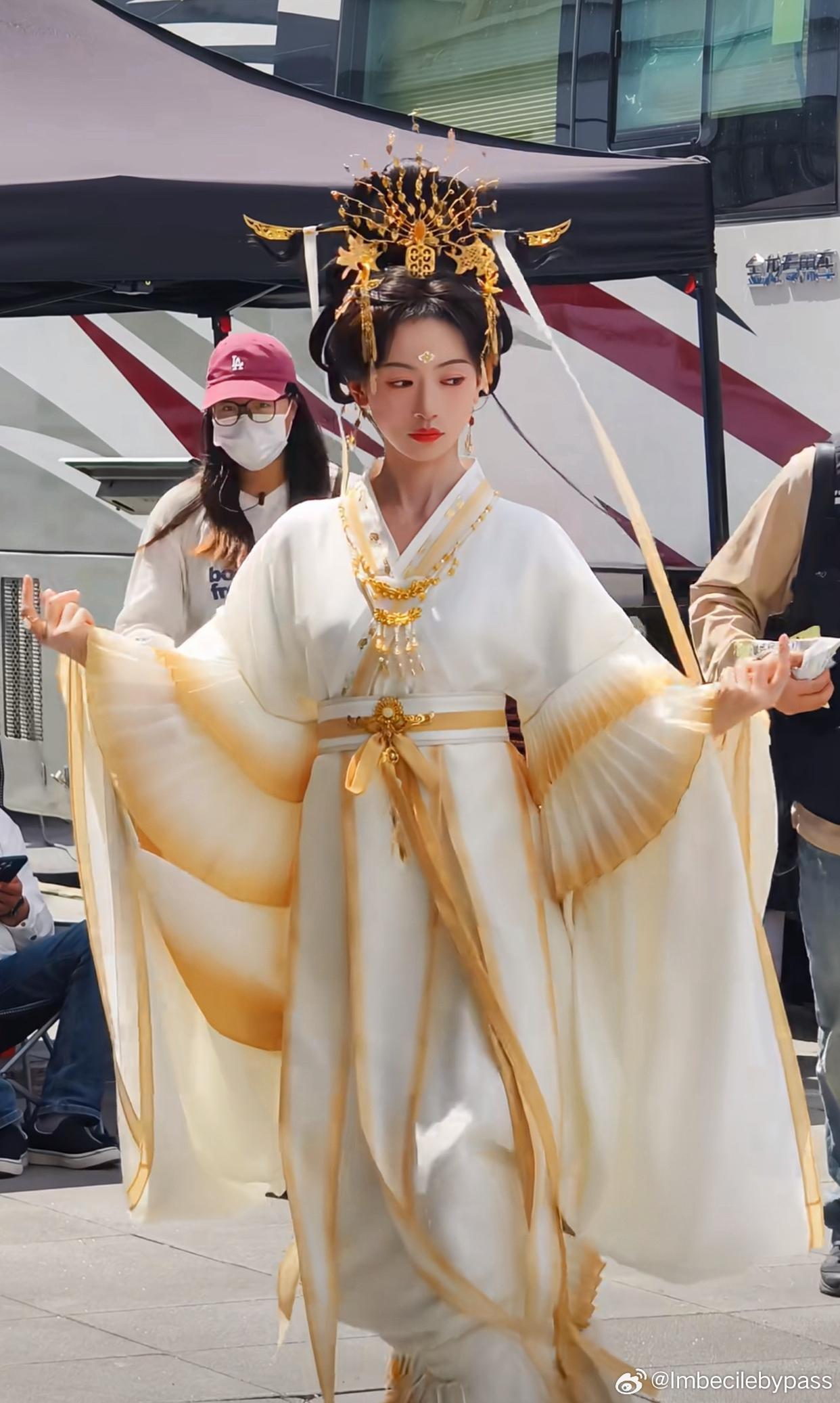 感觉吴谨言的剧每次妆造好特别…造型撞元素其实很正常，她的这几身绝对没有人说抄别人