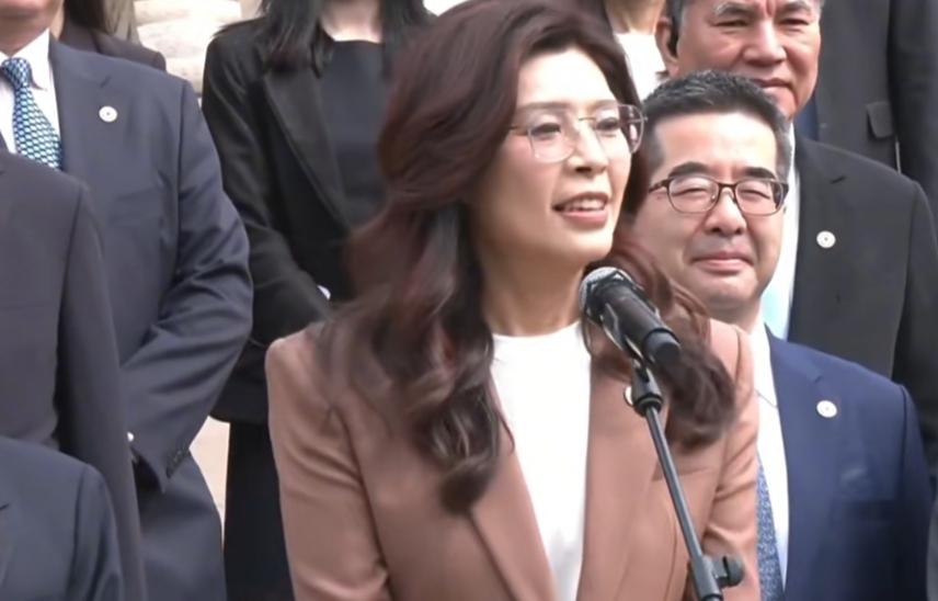 根据媒体报道，台湾国民党主席郑丽文打算近期去往美国，两岸事务应由中国人决定，需要
