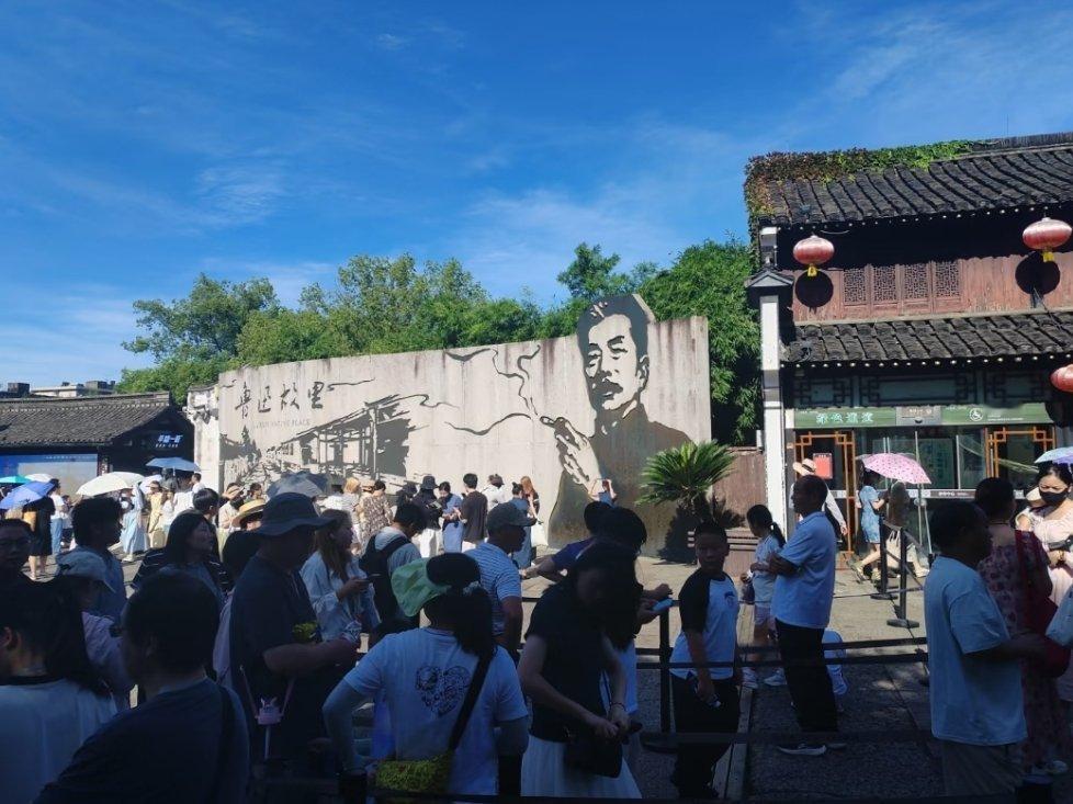 鲁迅夹烟墙画被指误导青少年我看到的不是一根烟，是他指尖凝练的寒夜，是灰烬里不灭的