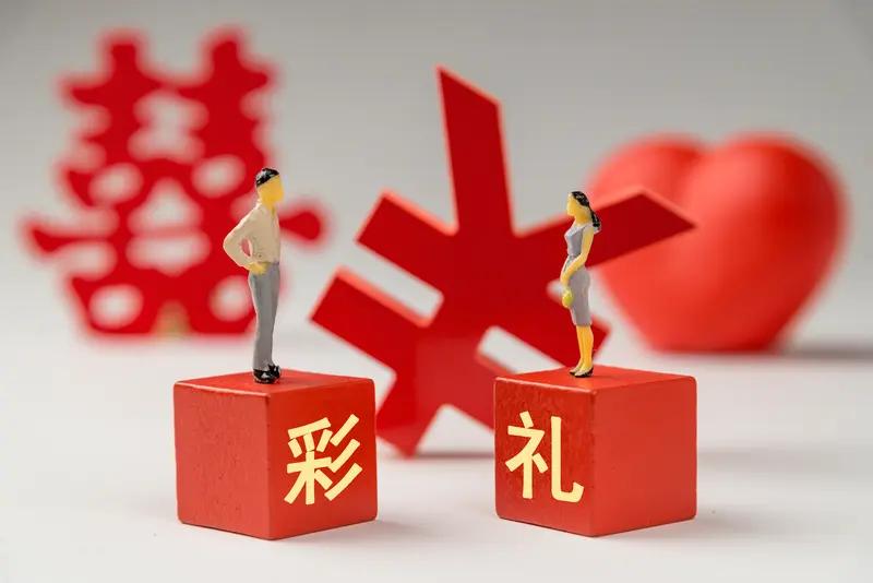 你觉得彩礼应该出多少才合适 彩礼该出多少，真没个固定标准。现在动不动十几万、几十