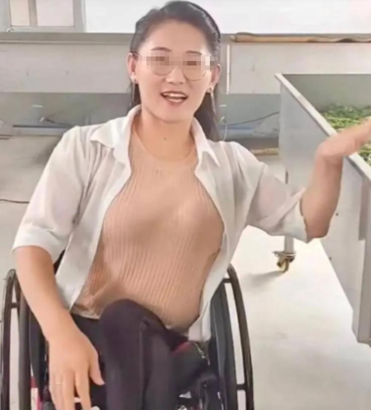 出生在山东莒县的董明英，先天骨盆畸形，一辈子只能跪地爬行。24岁那年，她嫁给大她