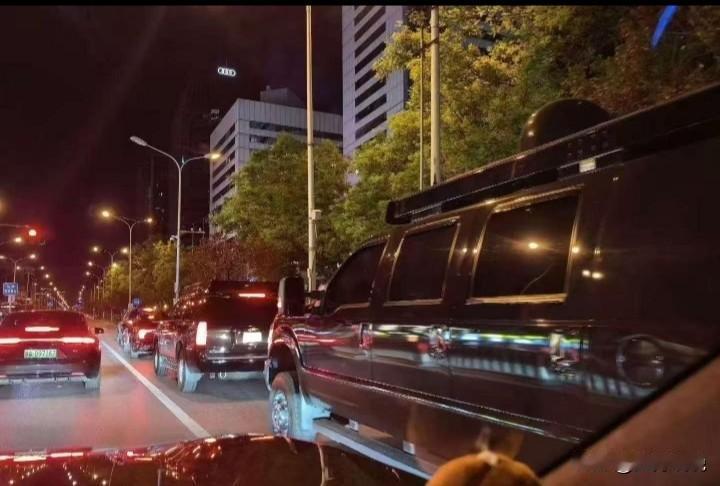 近日，北京机场高速公路和三环路附近出现疑似美国特勤局车辆。其中一辆车悬挂着印有“