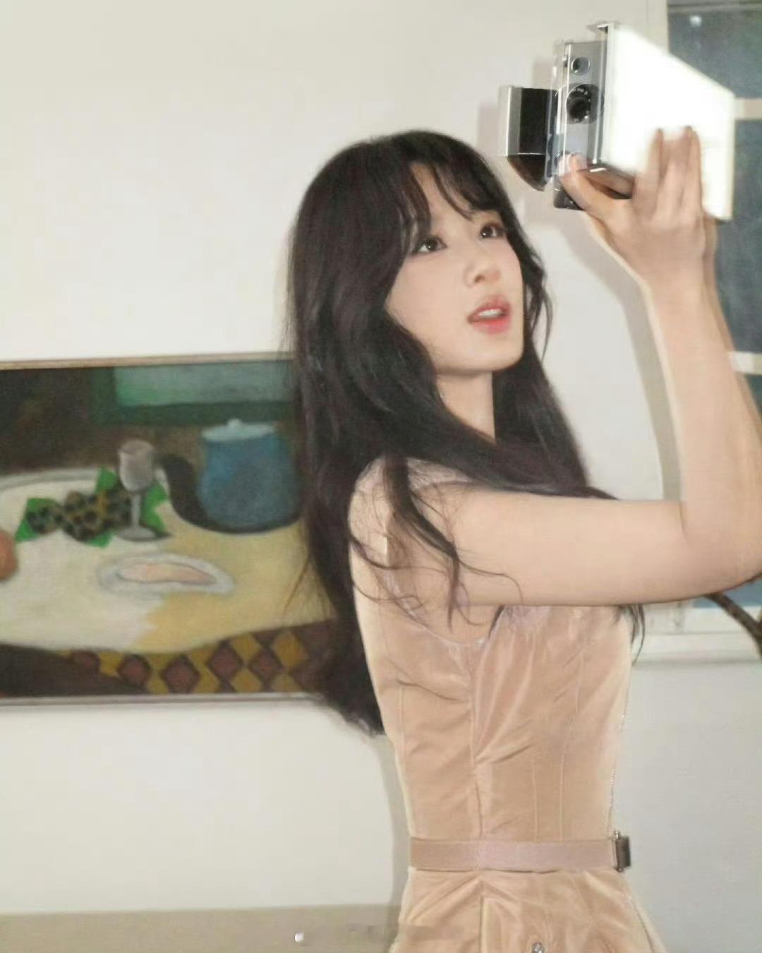 #狗仔说杨紫侧脸僵硬不自然#狗仔曝杨紫的脸不自然，有些僵硬，杨紫的脸很好吧，演戏