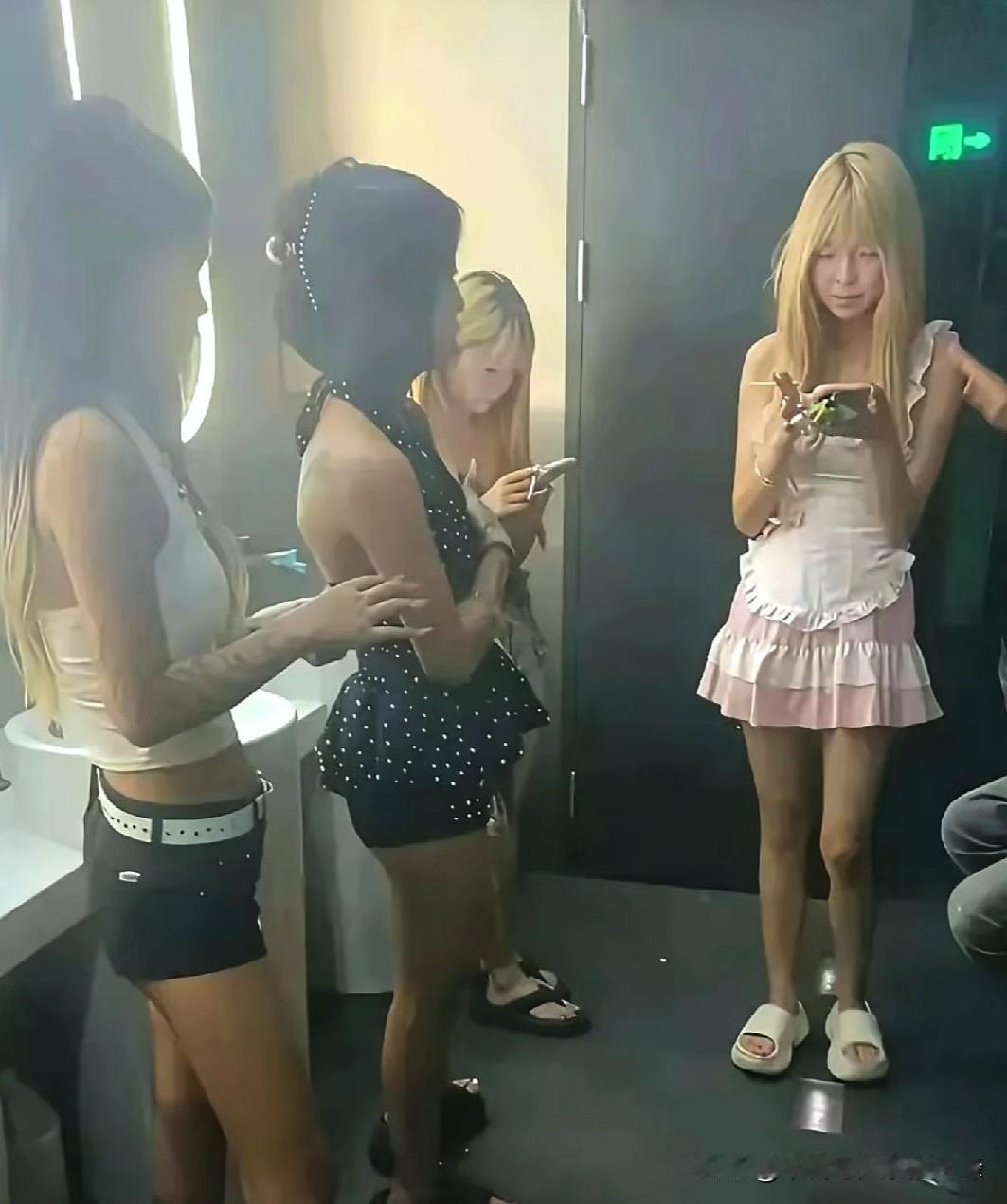 KTV里瞧见几个小姑娘，
看着也就十七八岁，本该在
校园里青春洋溢，结果在洗手池