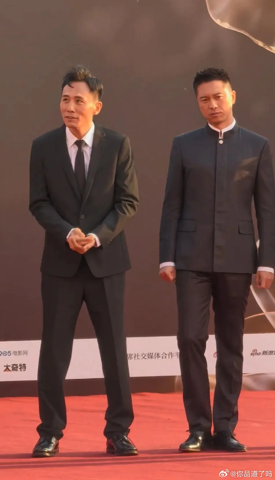 于适一身正气，刘烨自带“偷感”，堪称剧组里的“气氛破坏者”，把好好的正气剧组带成