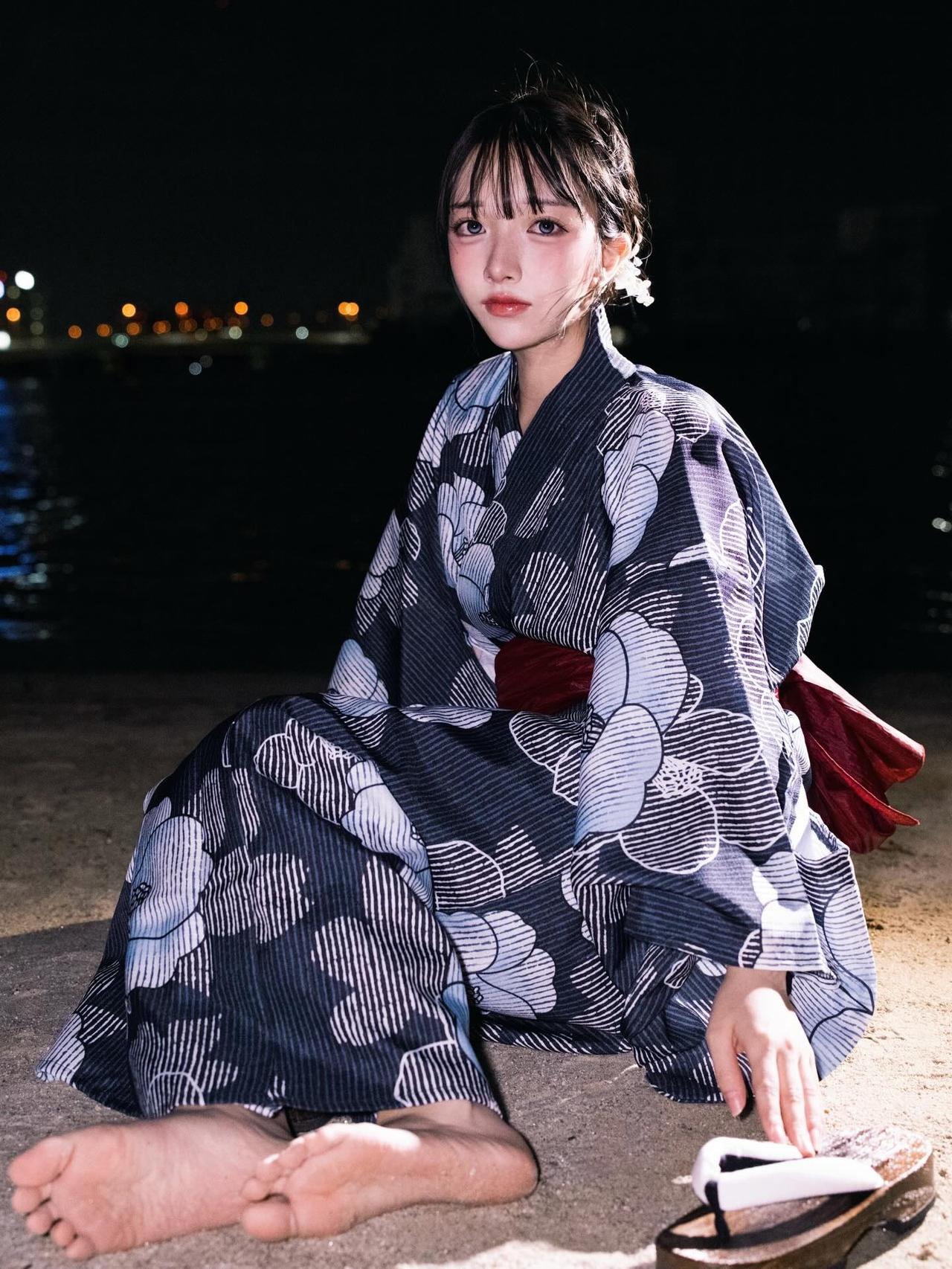 晒图笔记大赛夜晚河畔的温柔少女，传统和服与现代街灯交相辉映。
