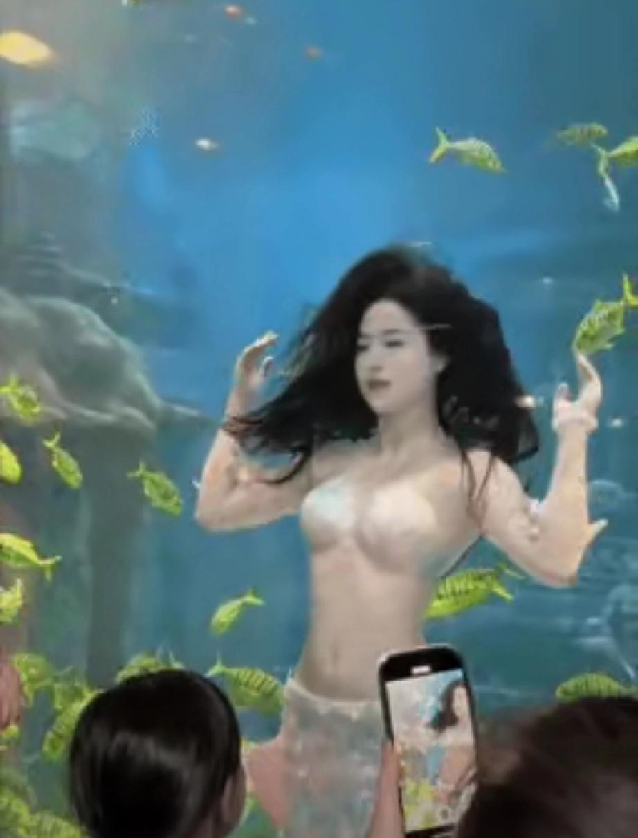 科技巨人马斯克，论肺活量，能胜过广西北海海底世界美人鱼的扮演者王丸丸吗？