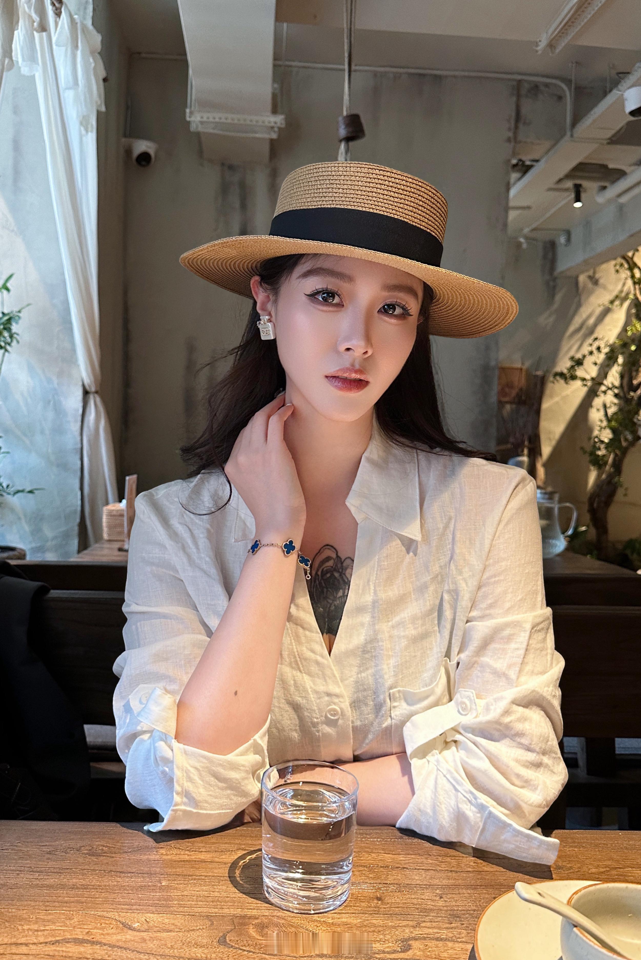 世界上要是有两个我就好了，我最懂怎么爱我了。 ​​​