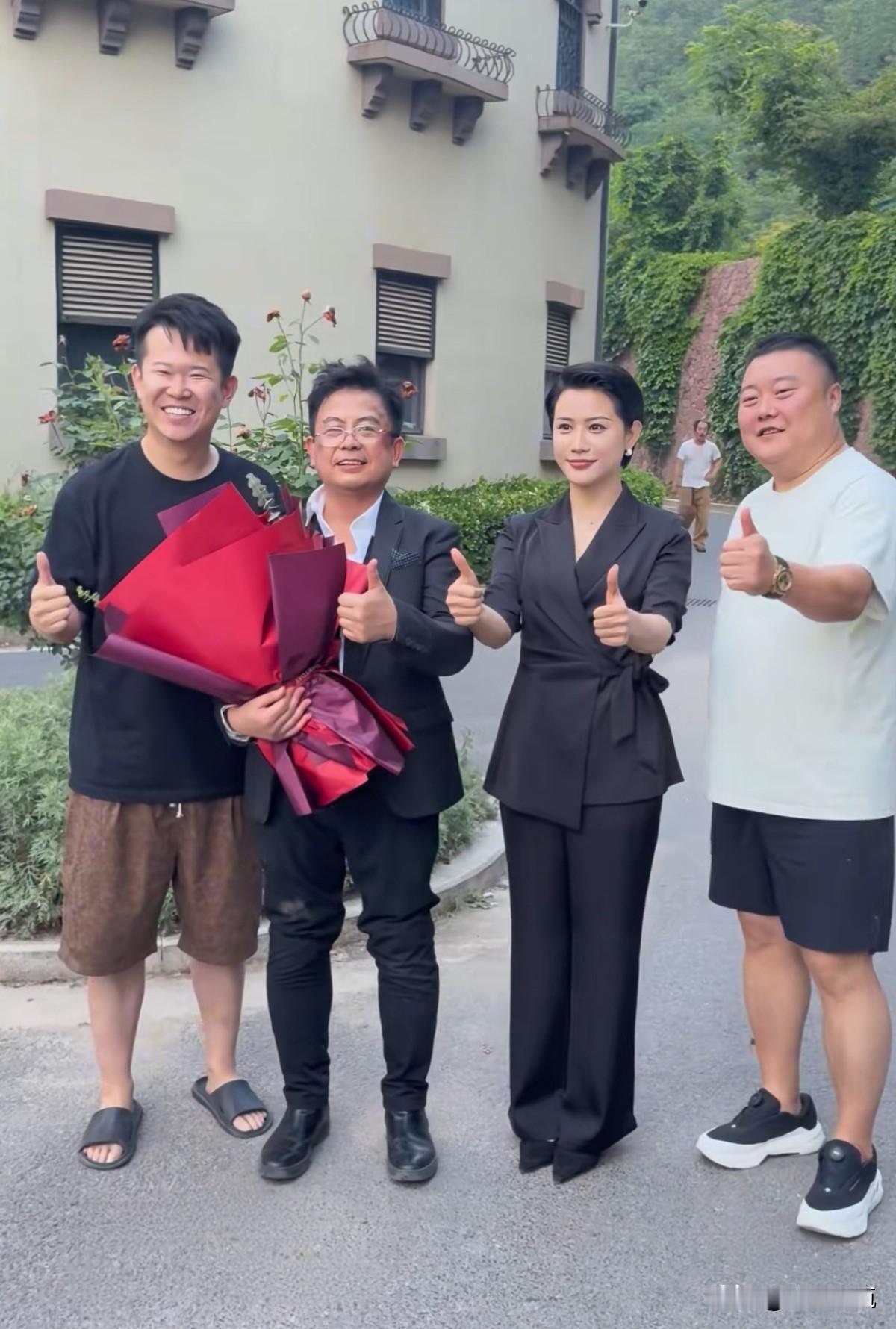 偶遇香港男演员，图中抱花者。有认识他的吗？据说演过周星驰的电影。为人随和，谦谦君