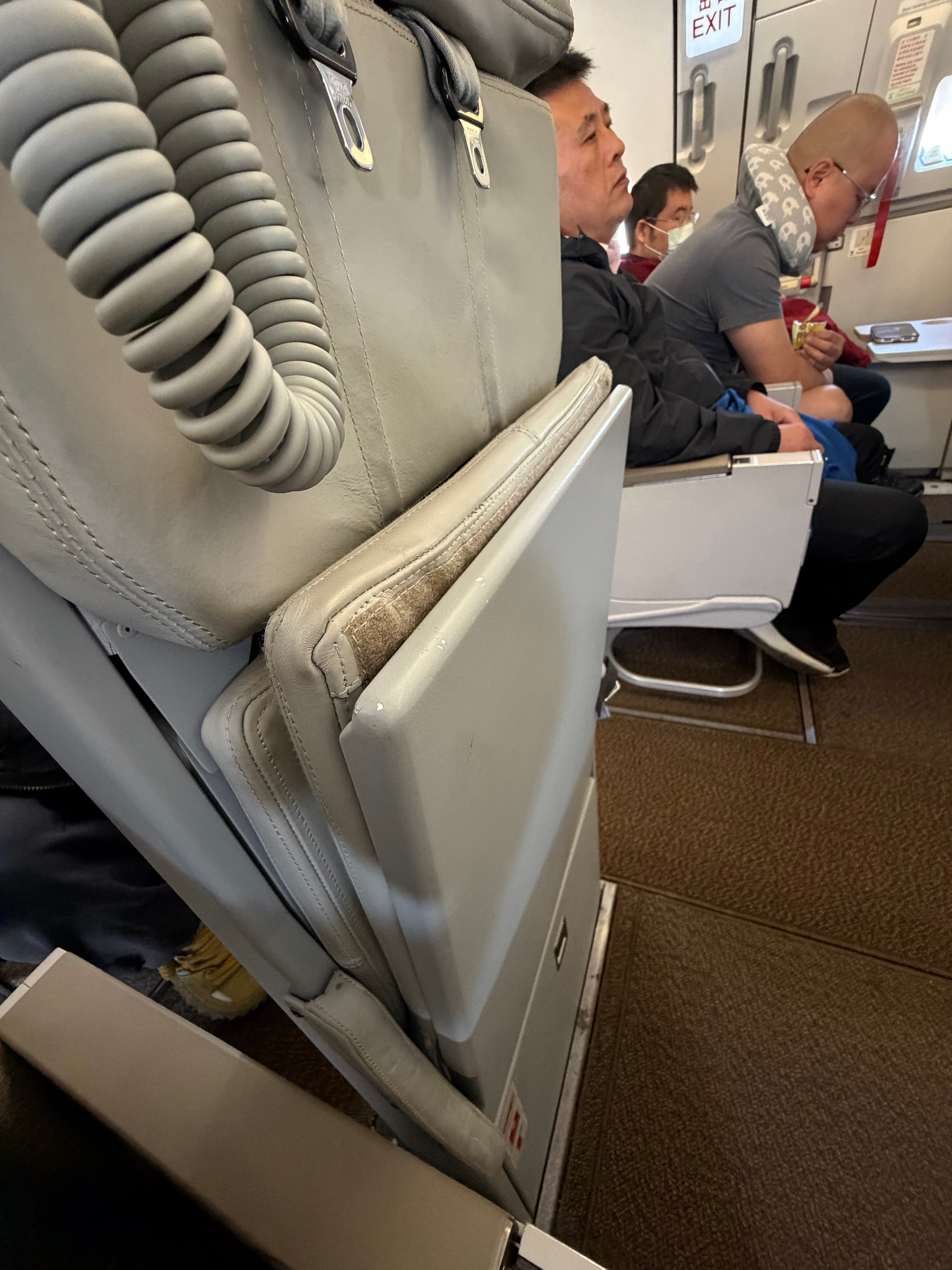 我这些年几乎都是安全门位置，空姐一般坐我对面，今年第一飞，感觉今天空姐得坐我边上