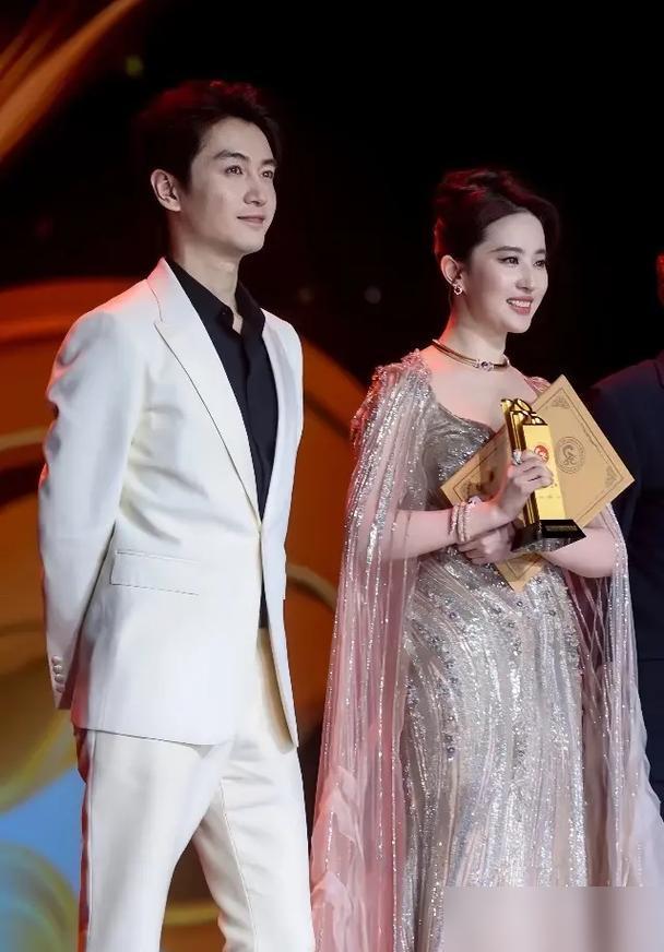 屏风吻戏那刻，陈晓咬紧牙关才没让手抖。导演喊卡后，他头也不回走向片场外的妻子。