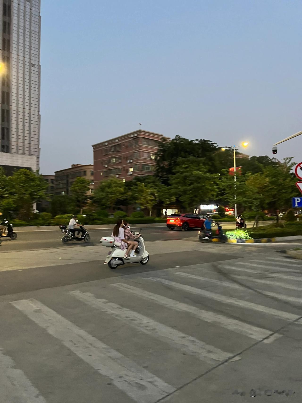 中山市坦洲镇与珠海市毗邻，

街头上的粤C车与澳门两地牌车与粤T不相上下

一座