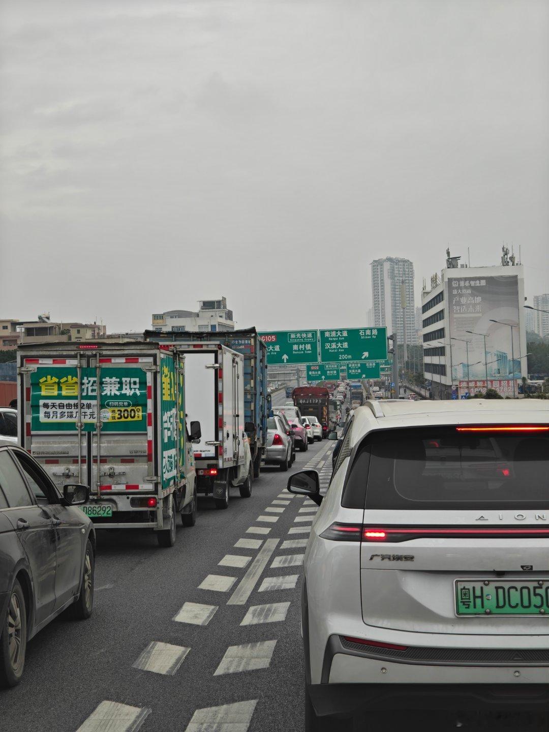 早上大塞车，原来炒大锅！快过年，好多平时不开车的人都出动了，今日开车开到好men