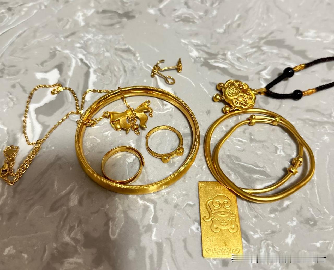 黄金涨到现在这个价位，你开始谈价值投资了。
股票涨到快4000点了，你开始砸锅卖