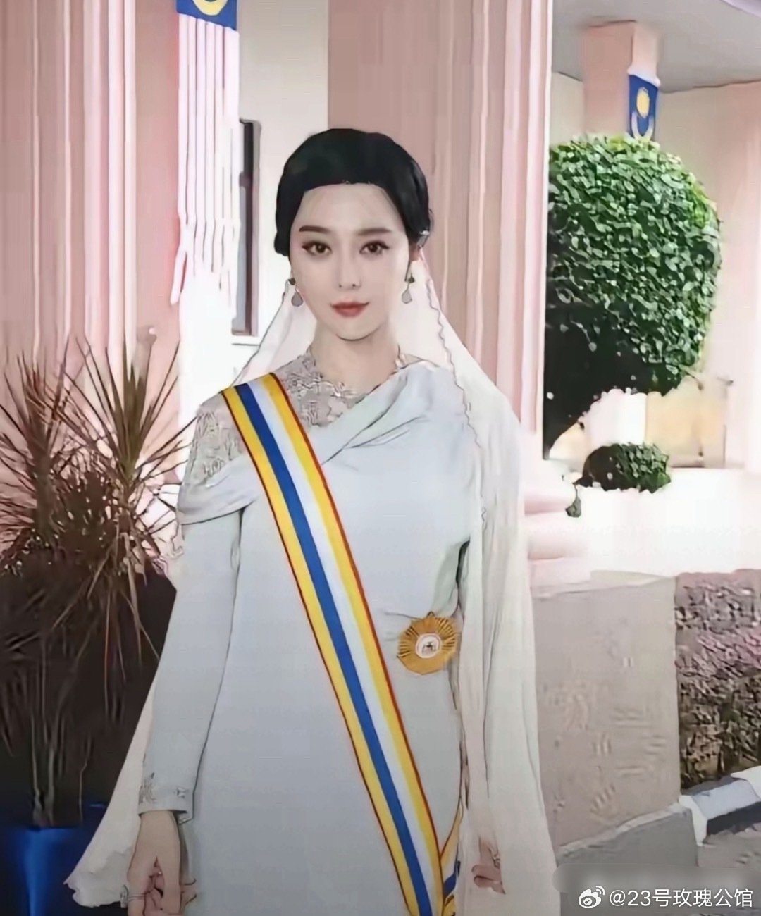 她居然还这么年轻漂亮。 