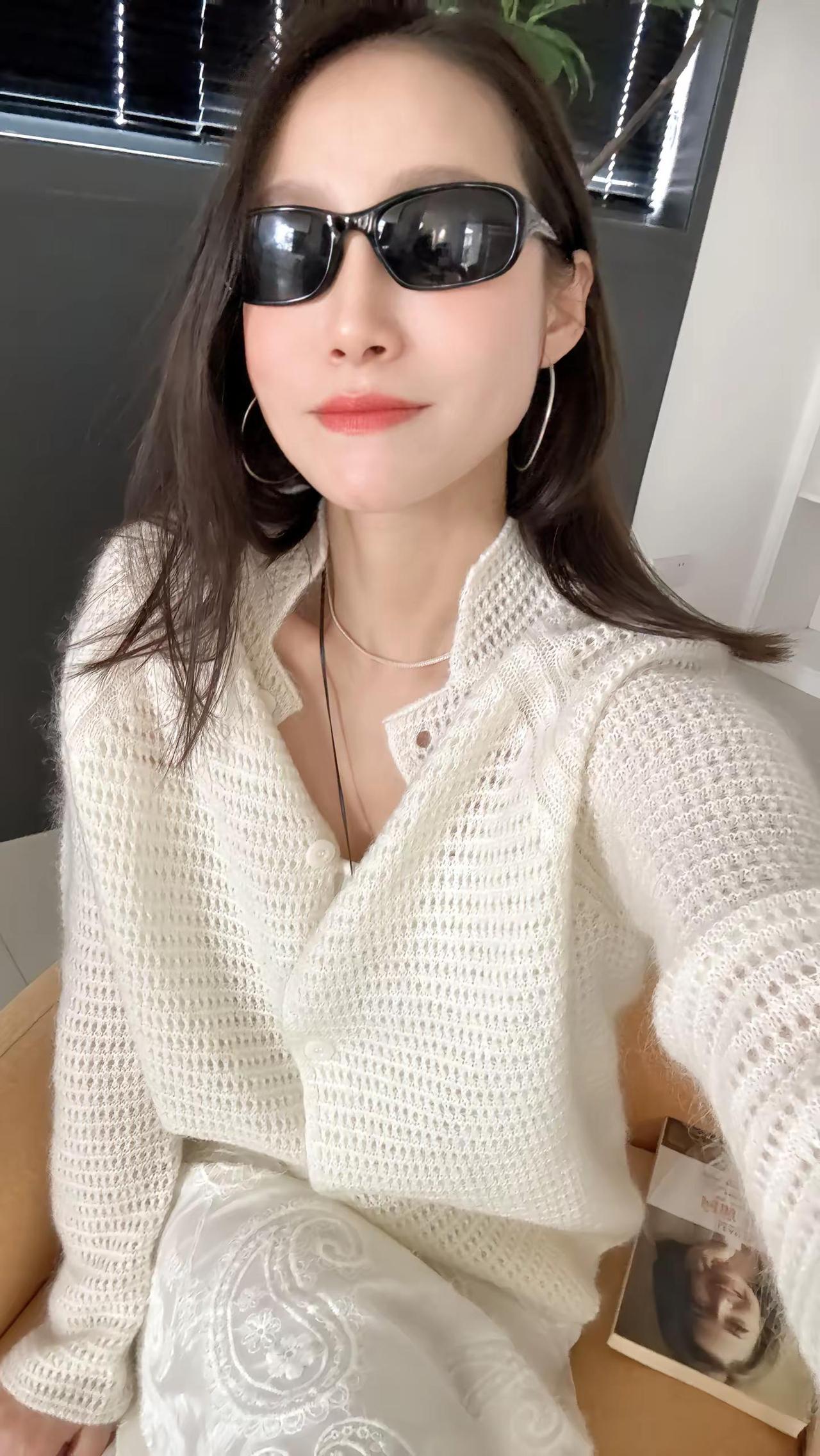 愿你永远年轻，永远热爱，永远相信美好的事情即将发生，预祝我的女神们三八节快乐！明