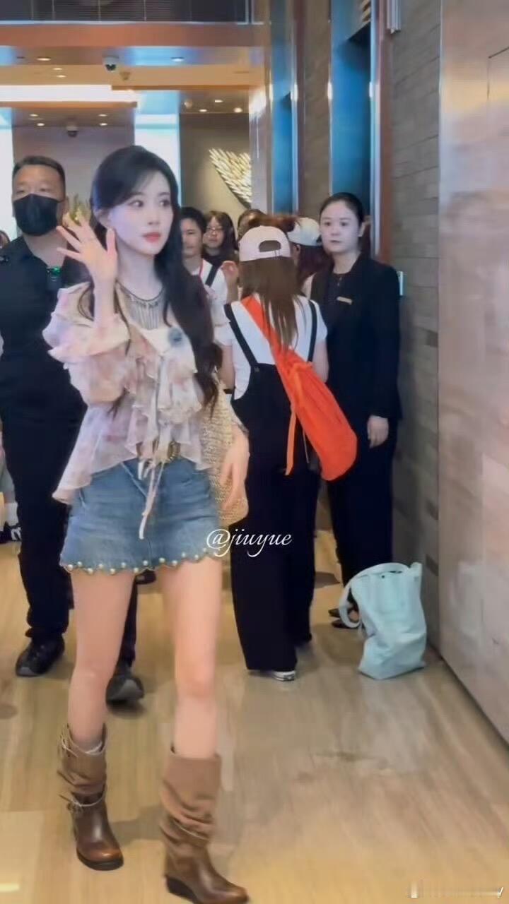 孟子义桃花坞路透，波西米亚氛围感孟子义穿搭晕染碎花荷叶边上衣搭配毛边铆钉牛仔短裙