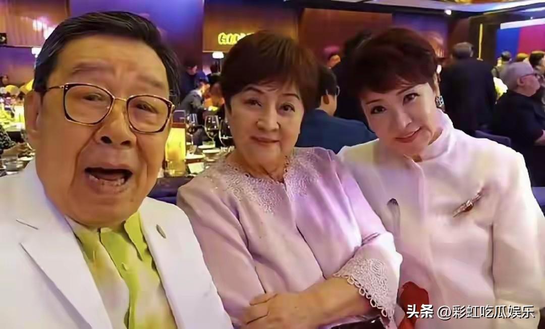 狄波拉和甄珍长得太像了，她们都爱过同一个男人那就是谢贤，她们不仅年轻时像，老了也