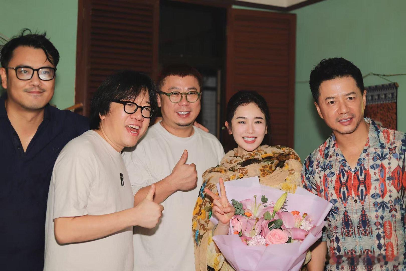 左小青烟雾中的黑色鸢尾花 左小青把王菊花的复杂演透了！烟雾中，她像黑色鸢尾花般冷